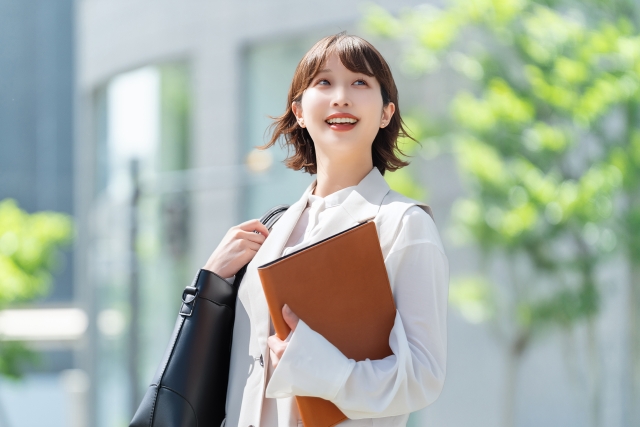 オフィス街を歩く女性
