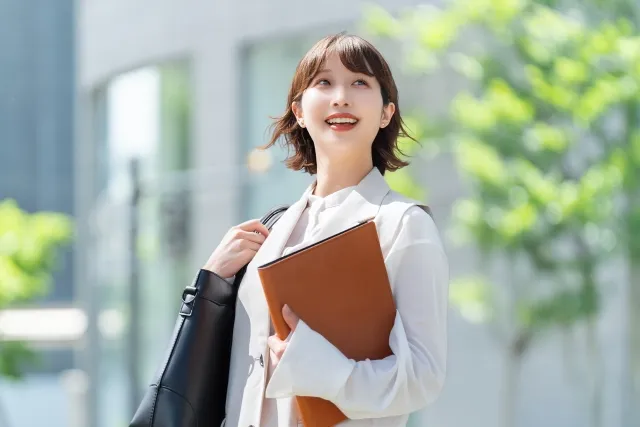 オフィス街を歩く女性