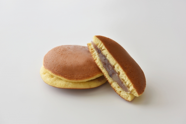 半分に割られたどら焼きのイメージ