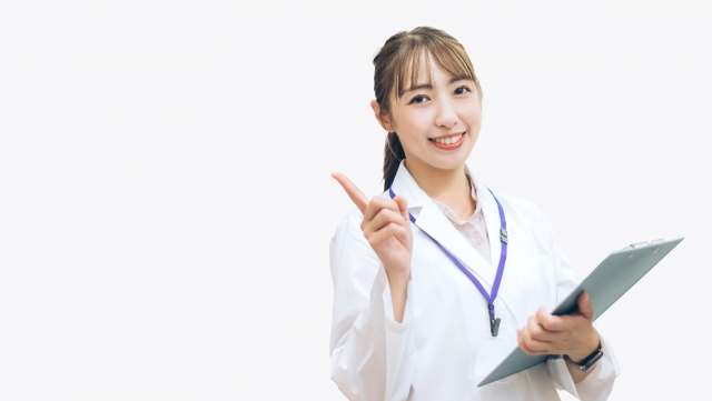 笑顔を浮かべる白衣の女性