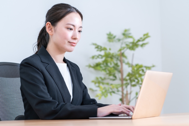 パソコンを使用する若い女性