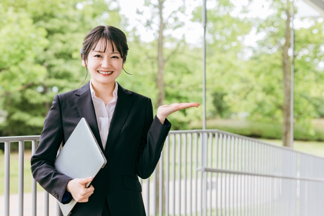 お客様を笑顔で誘導する女性スタッフ