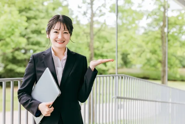 お客様を笑顔で誘導する女性スタッフ