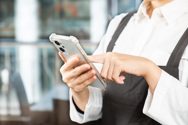 スマホを操作する女性の手元