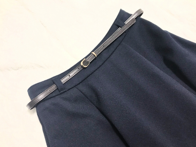 ベルトマークをしたスカートのイメージ