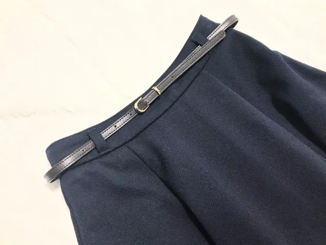 ベルトマークをしたスカートのイメージ