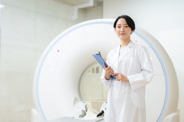 病院でCT検査をする放射線技師