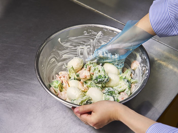 オリジン弁当海老とブロッコリーのサラダ調理画像