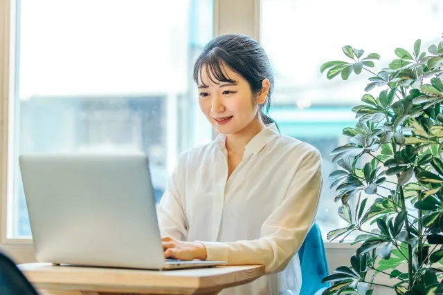 パソコンを操作する女性