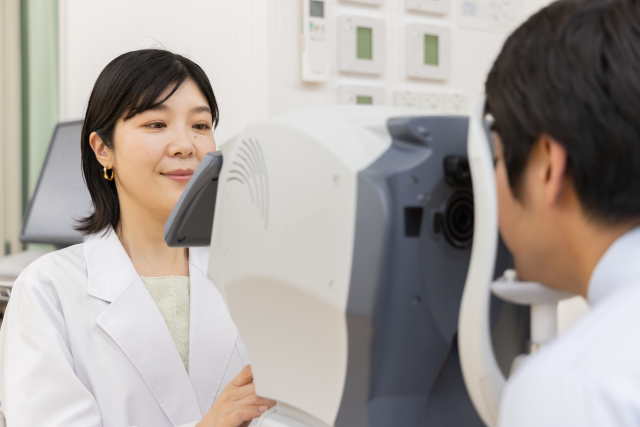 眼科医の女性と患者の男性