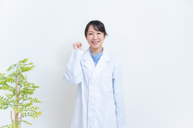 ガッツポーズでこちらに微笑む登録販売者の女性