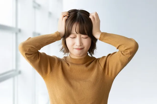頭を抱える女性