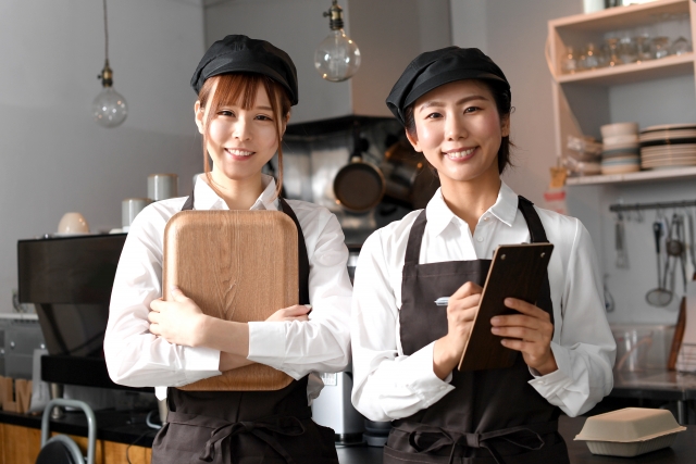 カフェスタッフの女性2人