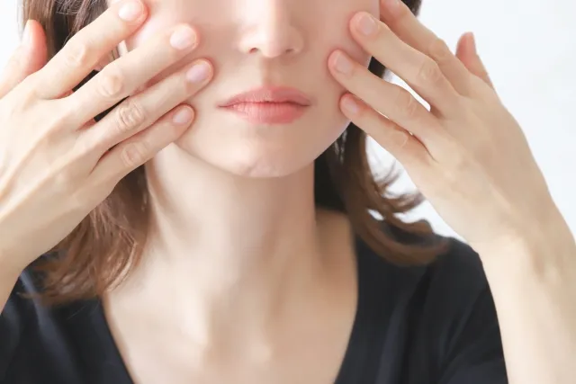 肌荒れに悩む女性