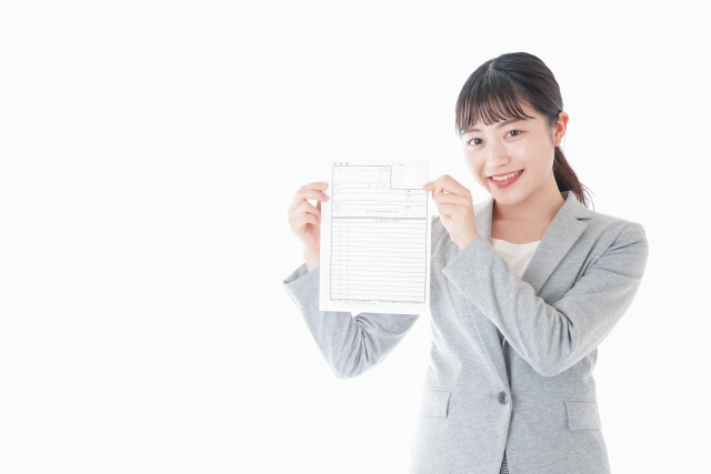 履歴書を持って微笑む女性