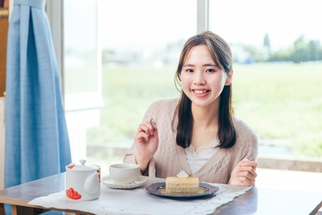 ご褒美のケーキを自室で楽しむ女性