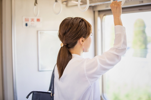 電車に乗っている女性