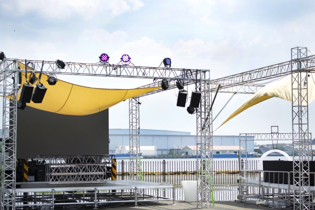 屋外ライブイベントの設営後ステージのイメージ