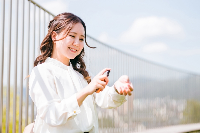 香水を手首につける女性