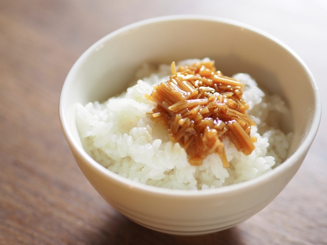 茶碗に盛られた出来立てのご飯の上になめたけが乗っているイメージ