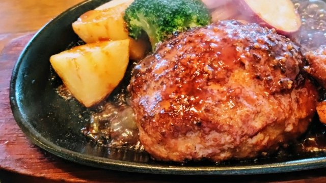 出来立てのハンバーグステーキのイメージ