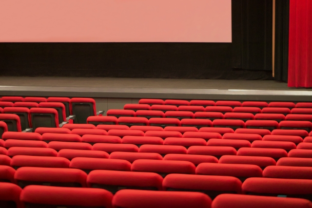 赤い座席が並ぶ映画館のイメージ