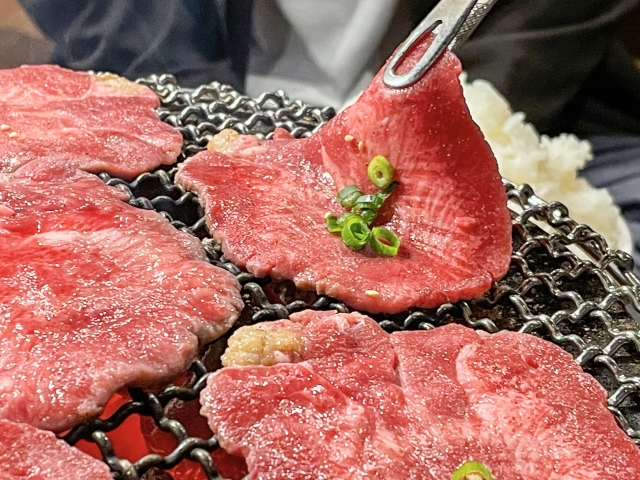 網の上で焼かれるお肉のイメージ
