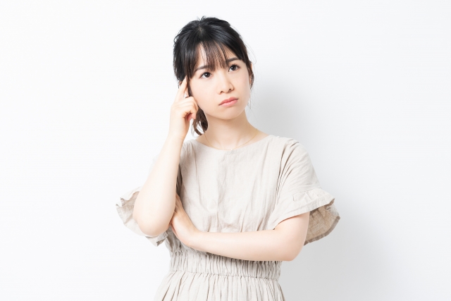 何かに悩んでいる女性
