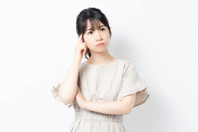 何かに悩んでいる女性