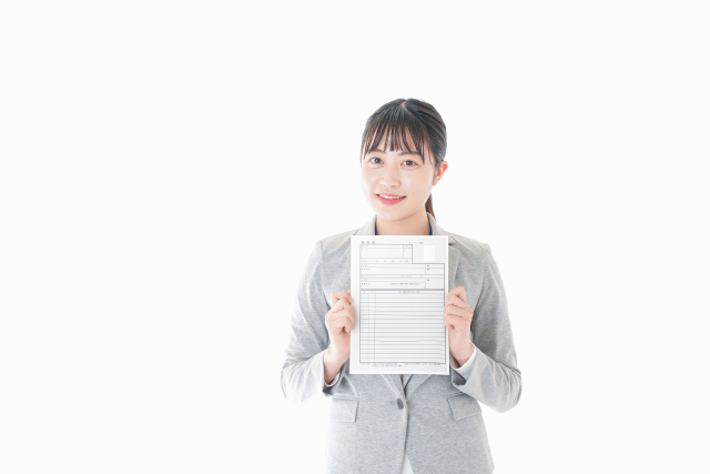 履歴書を持って微笑む女性
