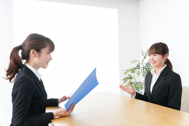 面接を行う2人の女性