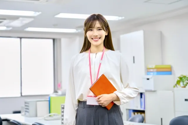 オフィスにいる女性