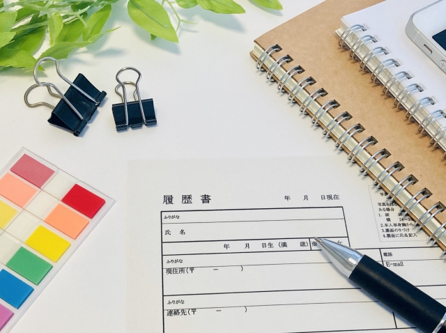 机上に並べられた履歴書と文房具