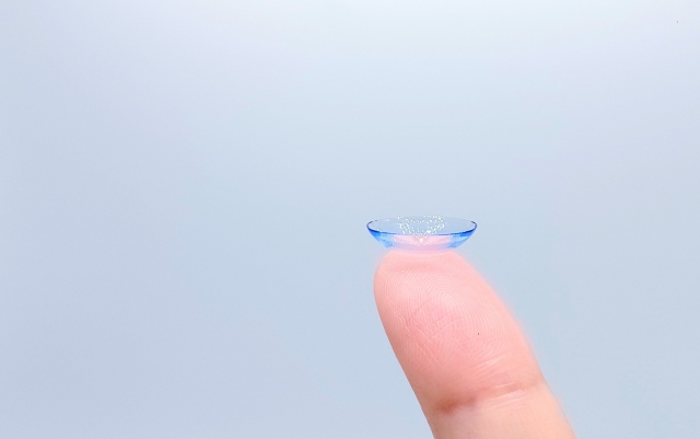 コンタクトレンズを乗せた人差し指のアップ