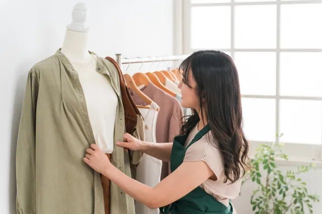 ディスプレイをつくるスタッフ