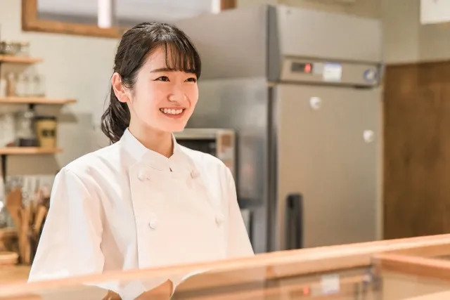 飲食店の厨房で働く調理師の女性