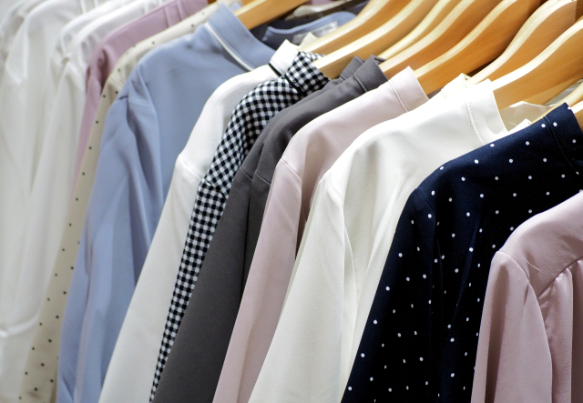 ハンガーにかかった洋服がたくさん並んでいるイメージ