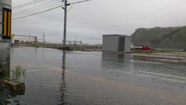 大雨で冠水している道路