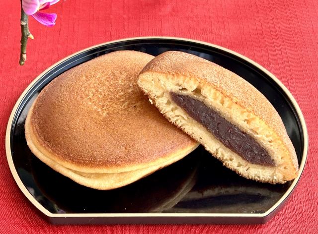 お皿に盛りつけされたどら焼きのイメージ