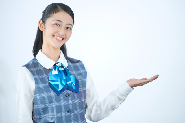 お客様をご案内する受付対応の女性スタッフ