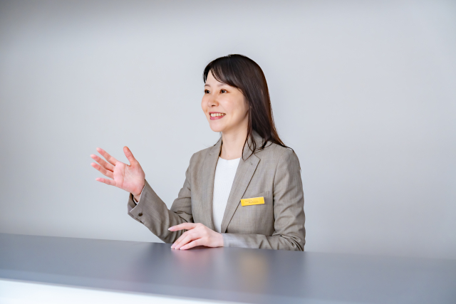 お客様をご案内する受付の女性スタッフ