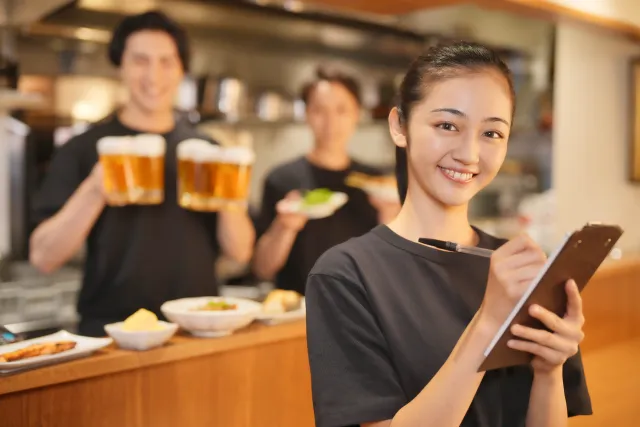 飲食店でオーダーを受ける女性スタッフ