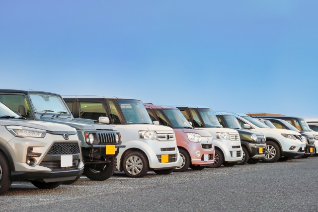 青空の元整列する様々な車種の車のイメージ