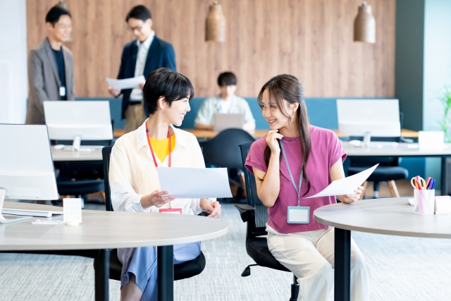 話し合う女性たち