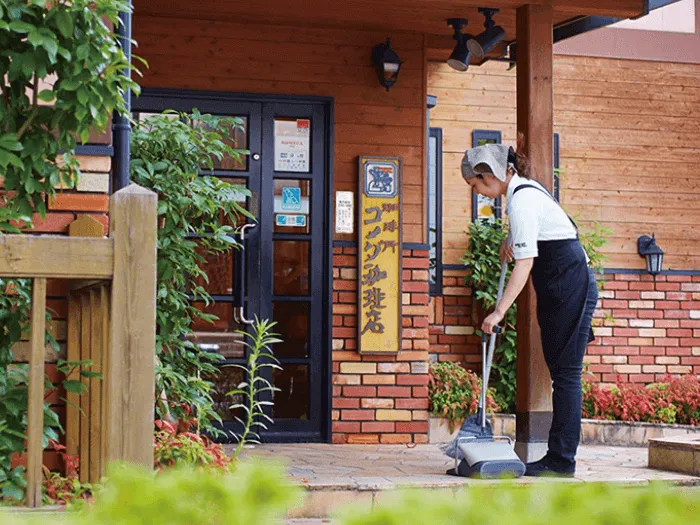 コメダ珈琲店スタッフ画像