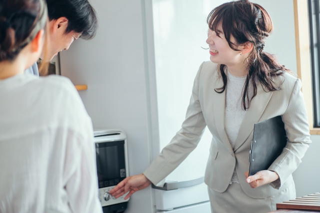お客様に家電の説明を行う女性スタッフ