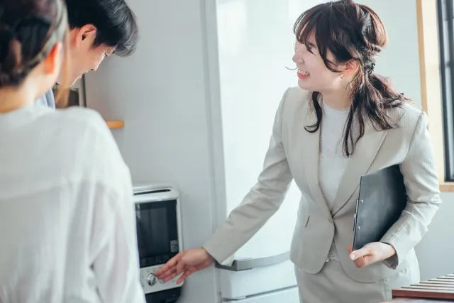 お客様に家電の説明を行う女性スタッフ