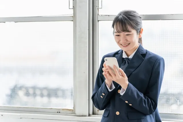 スマホを触る女子生徒