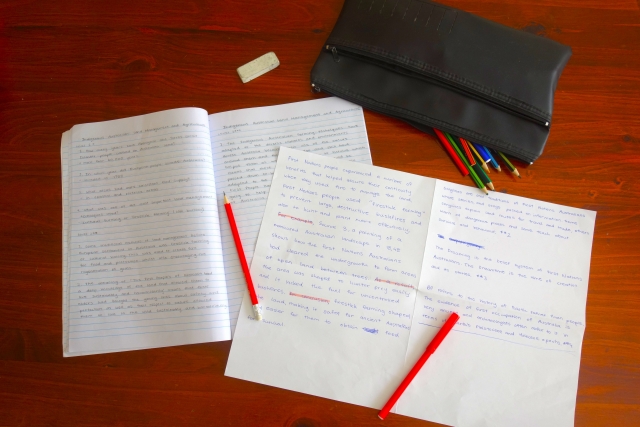 勉強中の机上に広がる2冊のノートとペンと筆箱