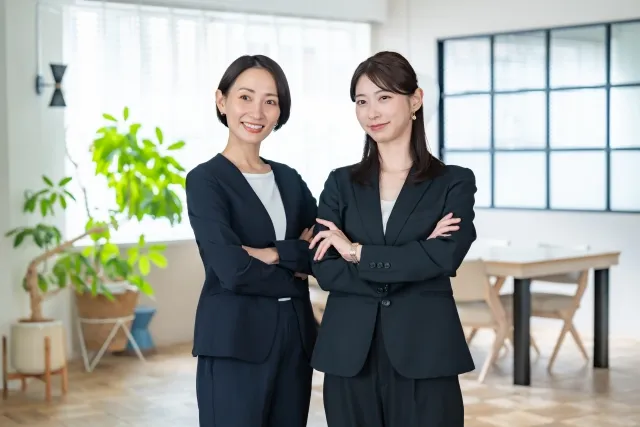 微笑む女性2人